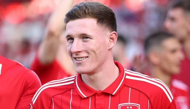 Man City đang dẫn trước MU thương vụ chiêu mộ Elliot Anderson.
