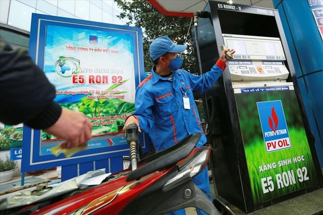 Đổ xăng sinh học E5 và xăng RON 95 có gì khác nhau?