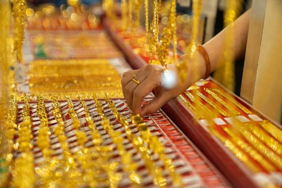 Mở cửa phiên giao dịch sáng 28/5, giá vàng miếng SJC giảm mạnh 1,7 triệu đồng/lượng, hiện được niêm yết ở mức 156–159 triệu đồng/lượng (mua vào – bán ra).

