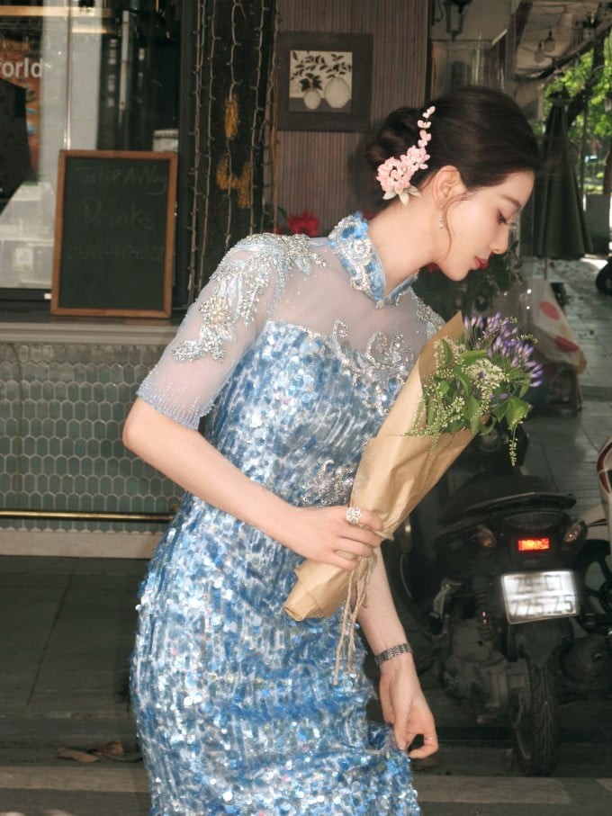 Xu hướng này tập trung vào lớp nền mỏng nhẹ, giữ độ tự nhiên và tạo cảm giác làn da ửng hồng khỏe khoắn thay vì makeup quá dày.
