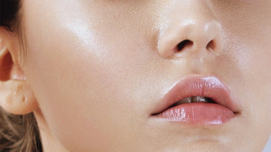 Không ít người có thói quen chà xát mạnh hoặc cố làm sạch đến mức da “kin kít” sau khi rửa mặt. 
