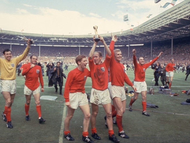 Bobby Charlton, ở giữa, nâng cao chiếc cúp vô địch.