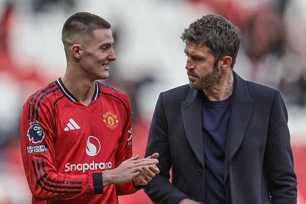 Benjamin Sesko gửi lời tri ân Michael Carrick.