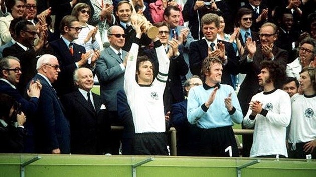 Gerd Muller giơ cao World Cup 1974.
