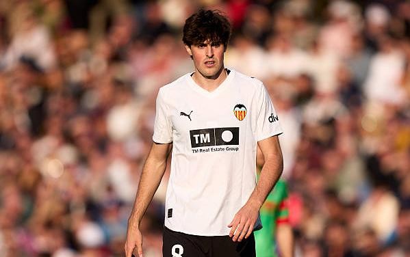 Javi Guerra nằm trong tầm ngắm của Manchester United và Arsenal.