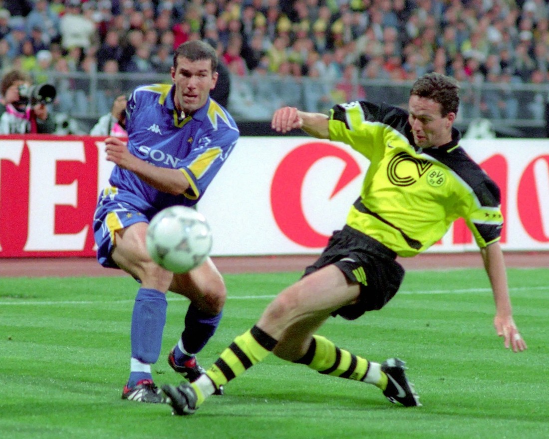 Paul Lambert không cho Zidane có nhiều cơ hội tỏa sáng ở trận chung kết Champions League năm 1997.