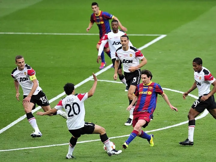 Lionel Messi như nhảy múa giữa vòng vây các cầu thủ Man Utd.