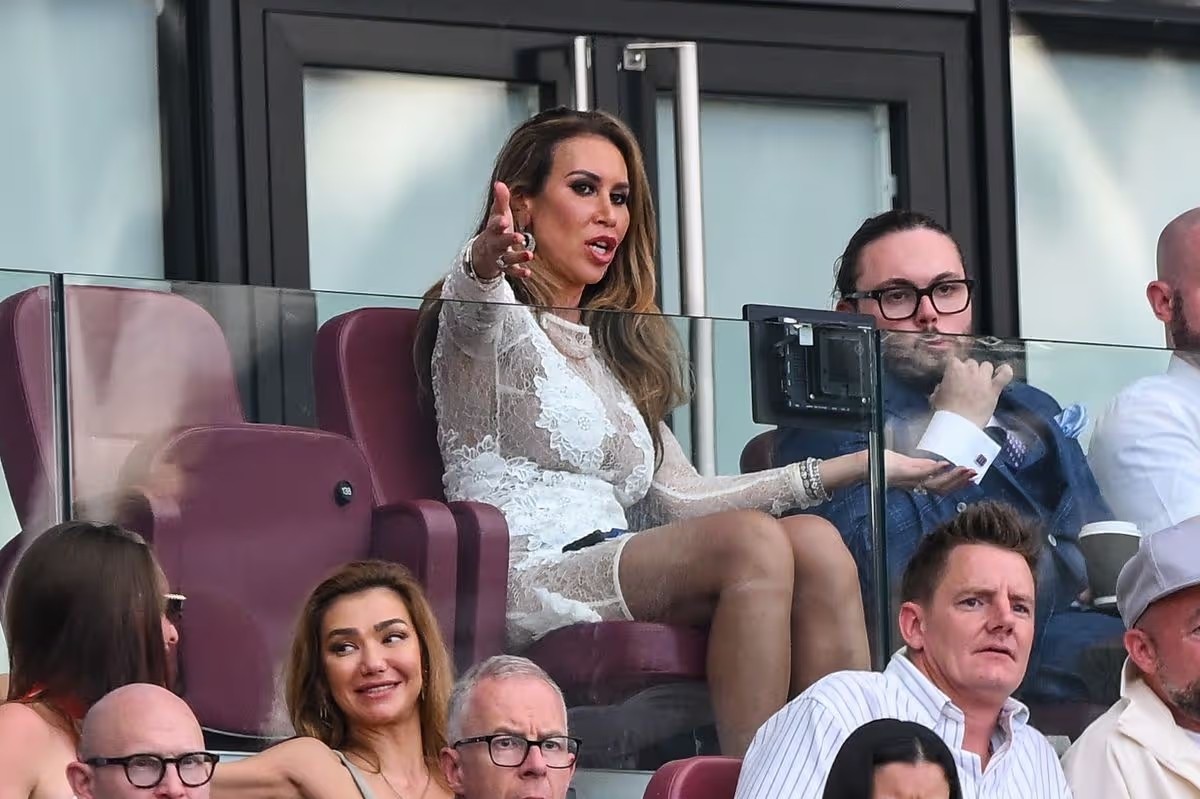 Vị hôn thê của chủ tịch David Sullivan, Ampika Pickston, đã khiến người hâm mộ West Ham phẫn nộ.
