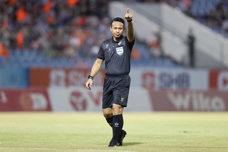 Trọng tài Razlan Joffri Bin Ali. Ảnh: VPF.