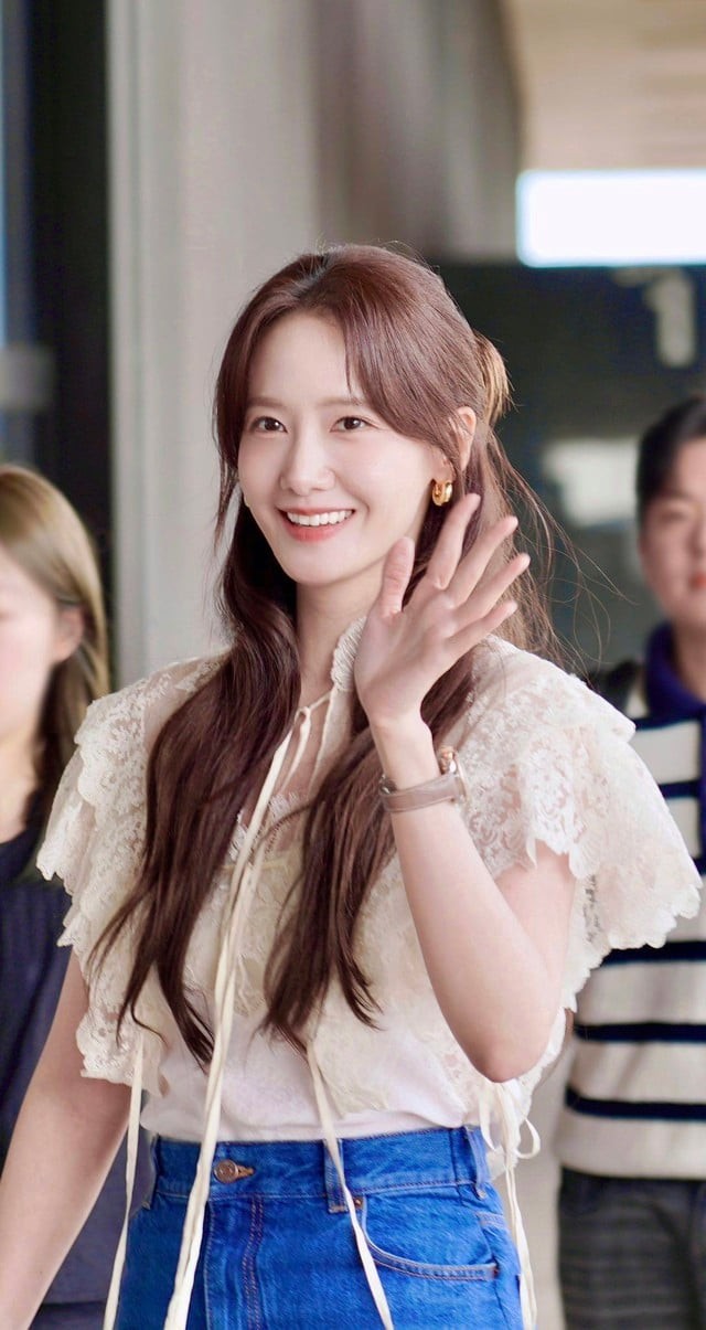 Khi phối áo ren màu be cùng quần jeans xanh cạp cao, Yoona tạo được tổng thể vừa trẻ trung vừa nữ tính. 