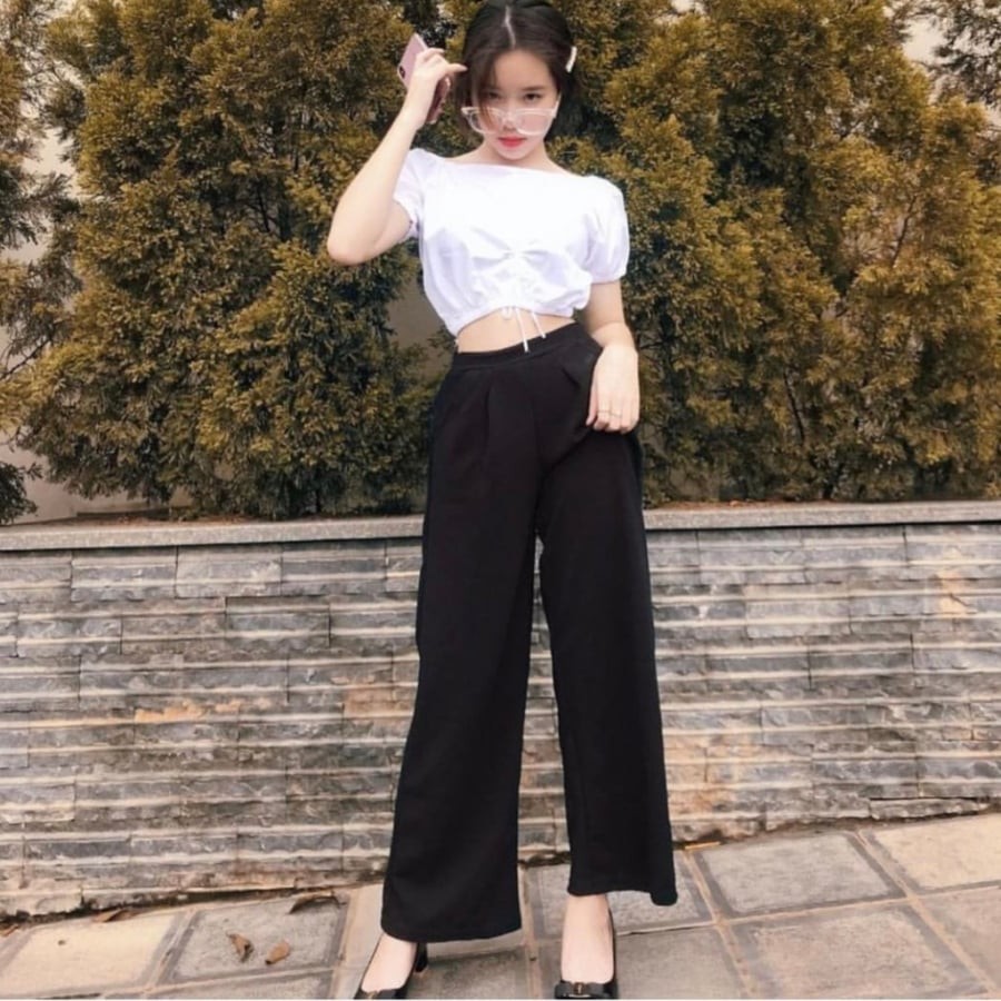 Đây là kiểu phối đồ được nhiều cô gái yêu thích vì vừa phù hợp môi trường công sở vừa có thể mặc khi đi cà phê hoặc gặp gỡ bạn bè sau giờ làm.