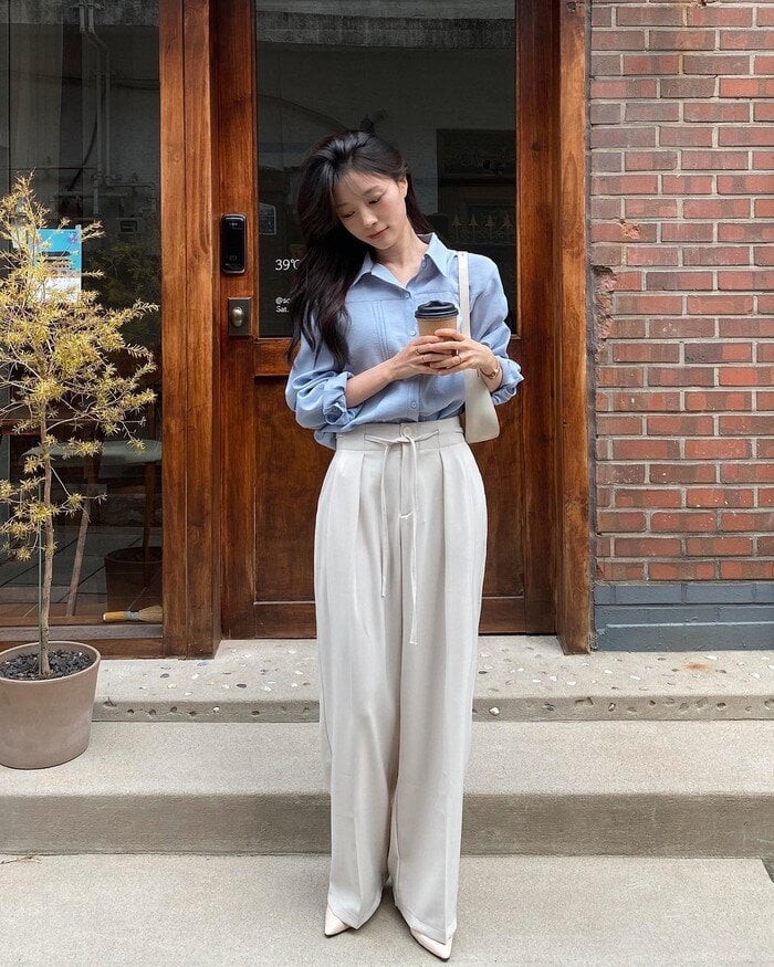 Công thức quen thuộc nhưng chưa bao giờ lỗi mốt chính là quần âu ống suông phối cùng áo sơ mi. 