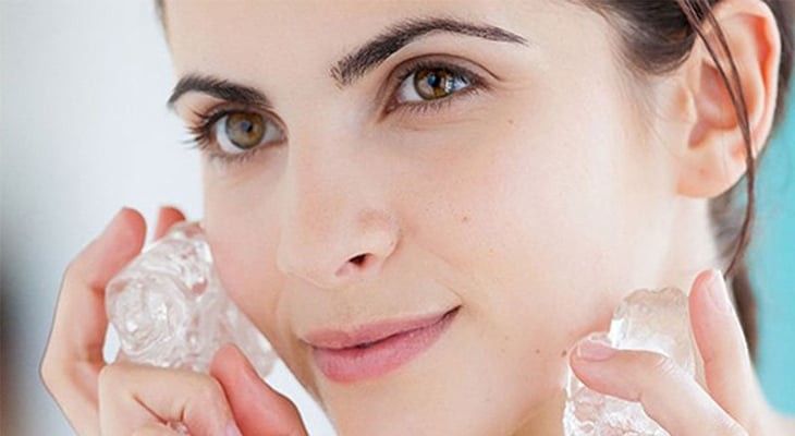 Khi tiếp xúc với nhiệt độ lạnh đột ngột, các mạch máu dưới da co lại, lỗ chân lông sẽ thu nhỏ hơn