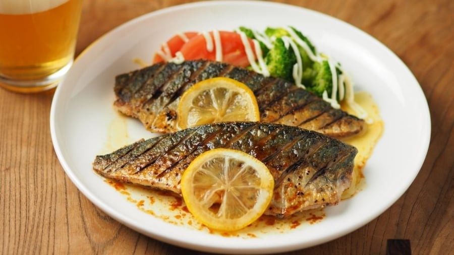 Cá thu không chỉ giàu omega-3 mà còn chứa nhiều protein, vitamin B12, vitamin D, vitamin B3, selen, phốt pho, magie, kali.