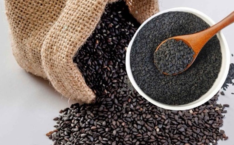 Mè đen là loại thực phẩm có chứa nhiều dưỡng chất quan trọng như vitamin E, sắt, canxi, kẽm và các axit béo tốt