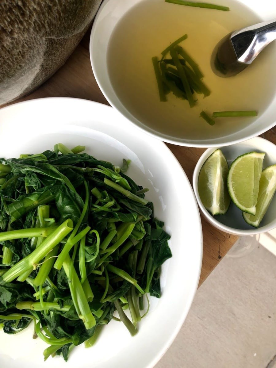 Nước rau muống luộc vắt chanh hoặc dầm sấu là món ăn phổ biến ở nhiều nơi