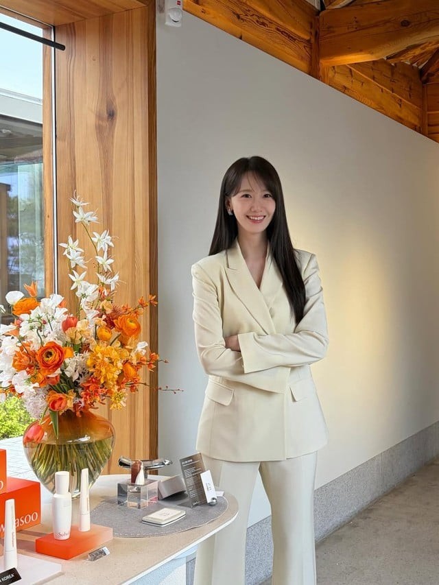 Sự kết hợp giữa thần thái dịu dàng và outfit đứng dáng giúp hình ảnh của cô vừa sang trọng vừa không mất đi nét nữ tính đặc trưng.
