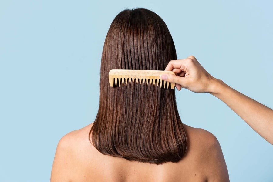 Nên ưu tiên các loại dầu gội dịu nhẹ, giúp làm sạch nhưng không khiến tóc bị khô căng sau khi gội. 