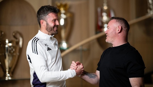 Wayne Rooney tin rằng thầy trò Michael Carrick nên tiếp tục đặt mục tiêu top 4.