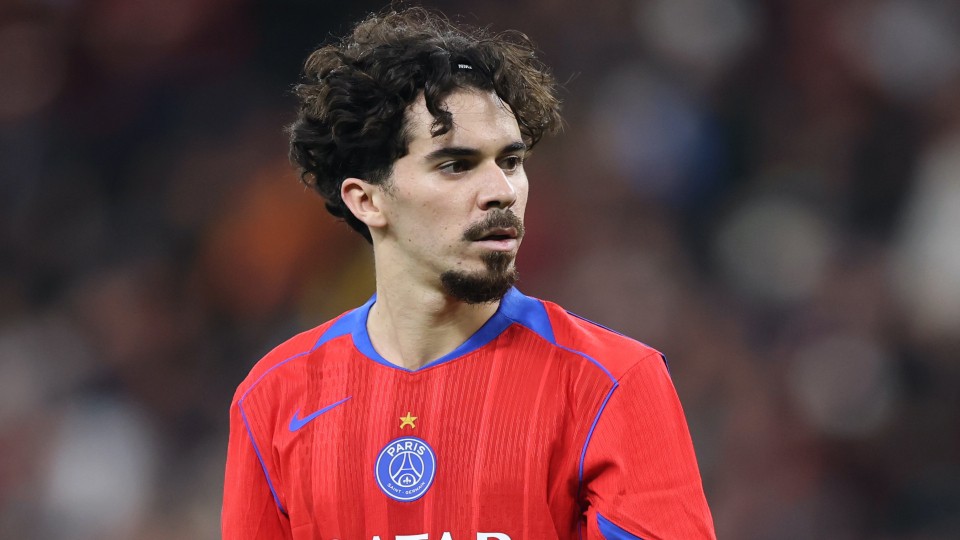 Tiền vệ PSG vẫn gặp khó ở các pha đấu tay đôi.