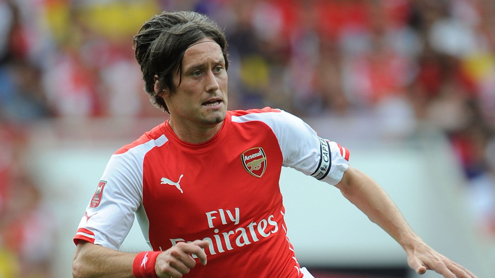 Rosicky giữ nhịp bằng tư duy chơi bóng thông minh.