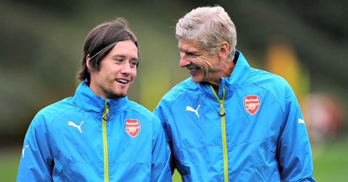 Giữ bóng di chuyển liên tục trong sơ đồ của Wenger.