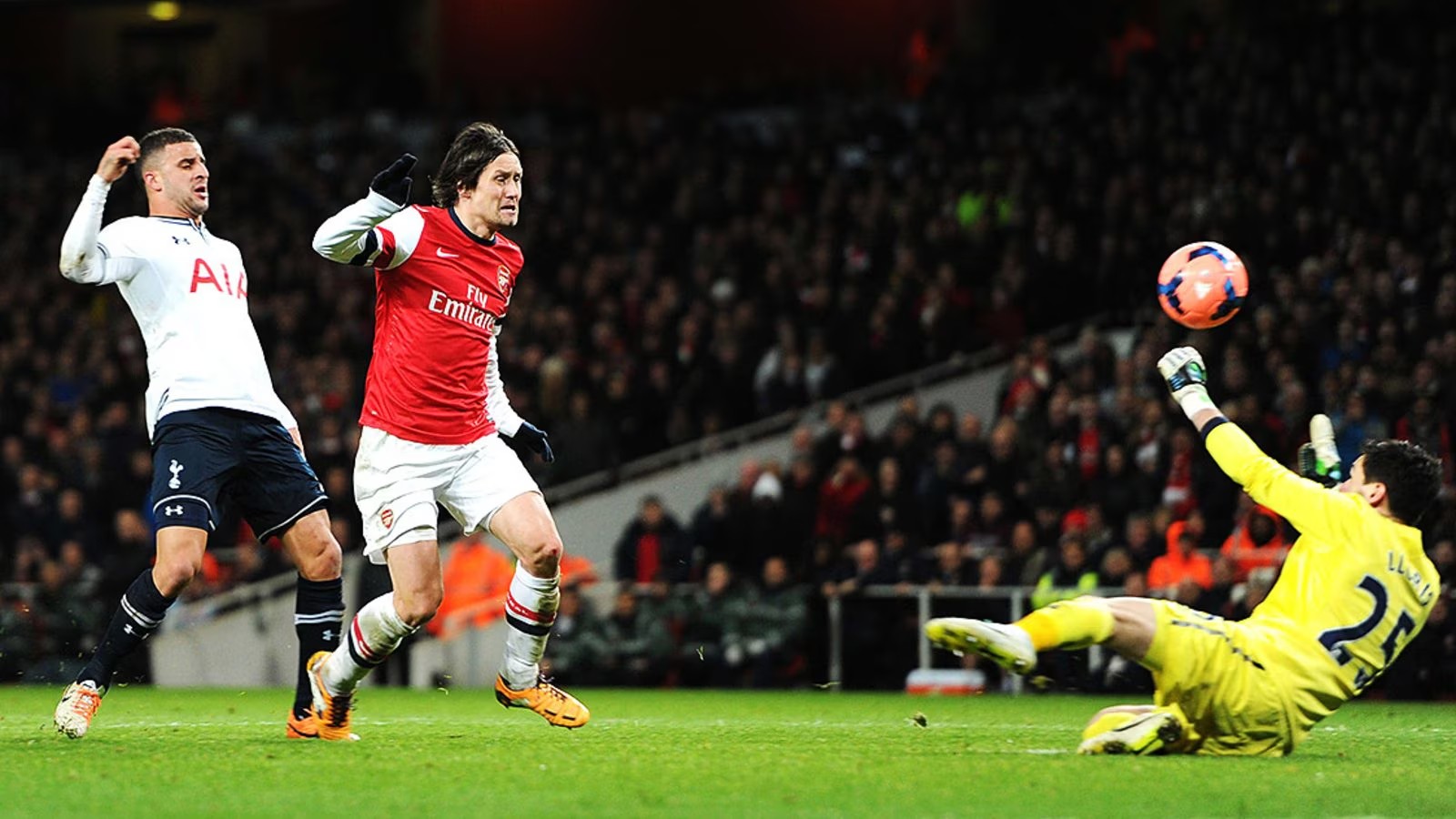 Rosicky tái lập kiểm soát giữa áp lực Tottenham.