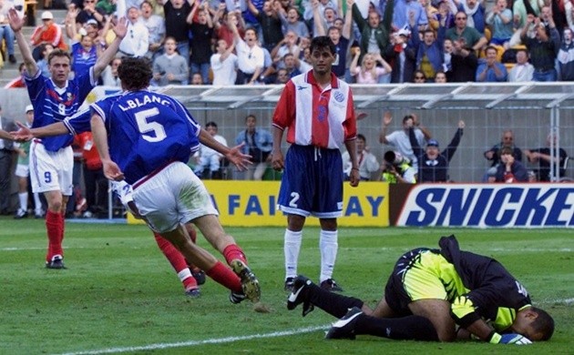 Laurent Blanc là cầu thủ đầu tiên ghi 