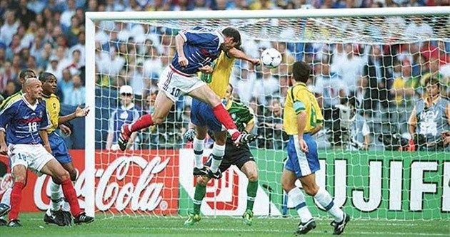 Zidane lập cú đúp hạ Brazil.