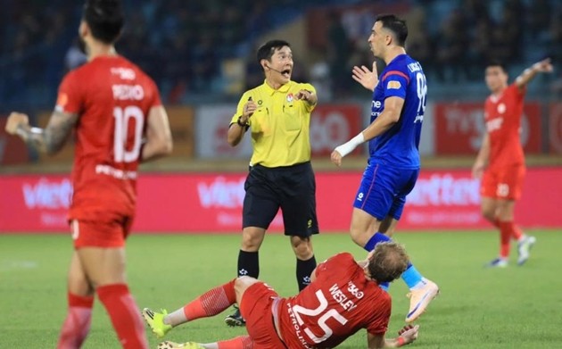 Trọng tài Trần Ngọc Nhớ bị treo còi sau sai lầm.