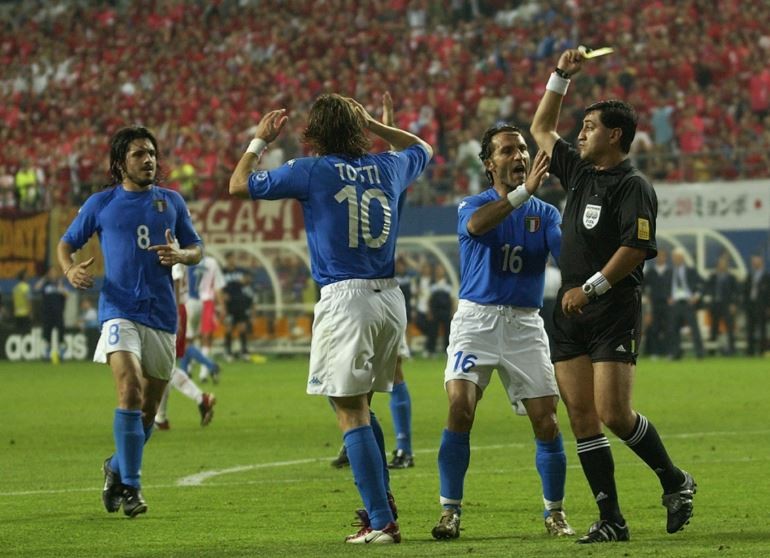 Trận cầu gây nhiều tranh cãi giữa Ý và chủ nhà Hàn Quốc ở bán kết World Cup 2002.