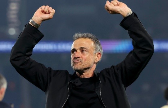 Enrique dùng những mỹ từ để nói về hàng thủ Arsenal.