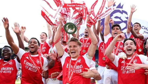 Arsenal đang đứng trước cơ hội giành cú đúp danh hiệu danh giá nhất mùa này.