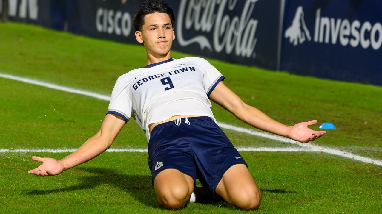 Mitchell Baker đang chơi bóng tại Major League Soccer.