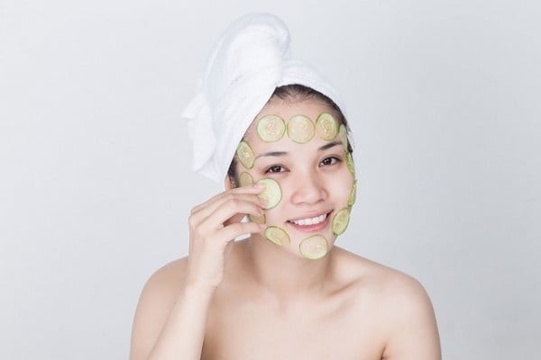 Chỉ cần rửa sạch dưa leo, cắt thành lát mỏng rồi đắp trực tiếp lên mặt khoảng 15–20 phút. 
