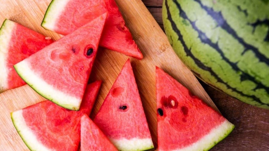Người tiêu hóa kém, người bị táo bón, người hay ốm vặt có thể bổ sung dưa hấu vào chế độ ăn uống hằng ngày.