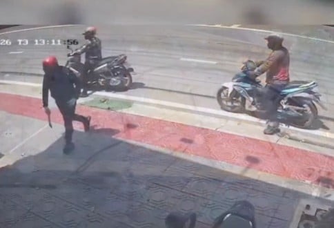 Theo thông tin ban đầu, trước đó hai người đàn ông đội mũ bảo hiểm, bịt kín mặt đã bất ngờ xông vào tiệm vàng Kim Thành An Phú 2 nằm trên đường D1, khu phố Đông An, phường Tân Đông Hiệp.