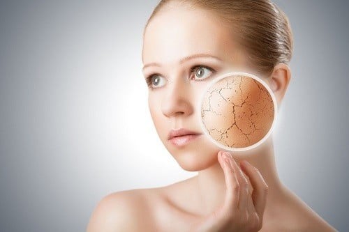 Việc kết hợp thêm các biện pháp che chắn vật lý sẽ giúp giảm đáng kể lượng tia UV tác động trực tiếp lên da.