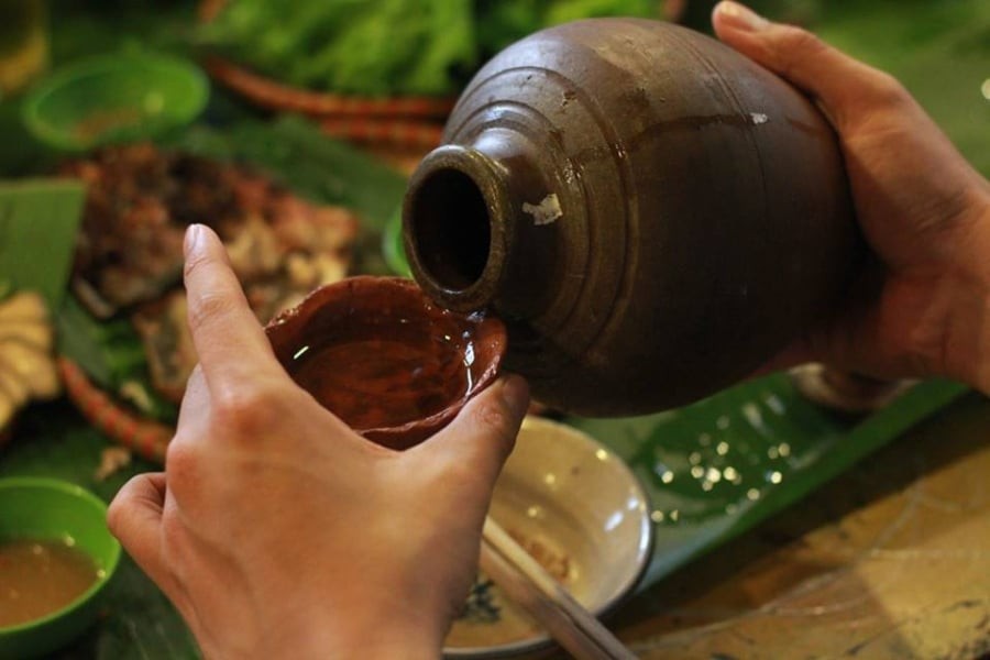 Vì sao rót trà phải cho cốc vào nước nóng trước?