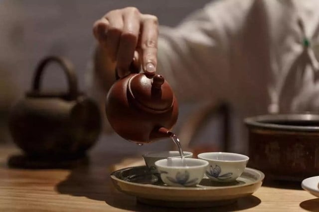 Trong nghệ thuật pha trà truyền thống, không chỉ chén mà cả ấm trà cũng thường được tráng bằng nước sôi trước khi pha.