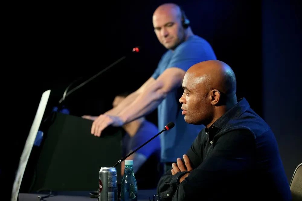 Anderson Silva và Dana White trong buổi họp báo UFC