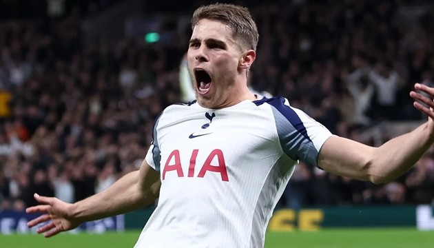 Micky van de Ven được Liverpool săn đón.