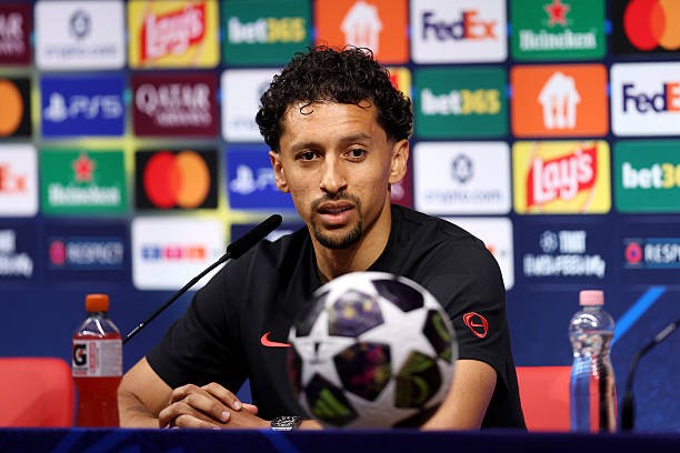 Marquinhos dè chừng bóng cố định của Arsenal.