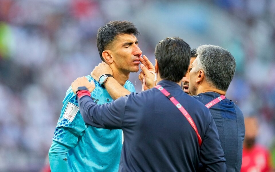 Thủ môn Alireza Beiranvand của Iran dính chấn thương trong trận gặp Anh.