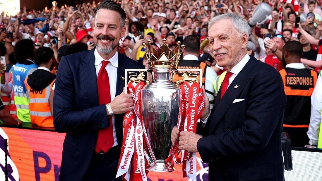 Đồng chủ tịch Arsenal, Josh Kroenke, nâng cao chiếc cúp vô địch Ngoại hạng Anh cùng với cha mình, Stan.