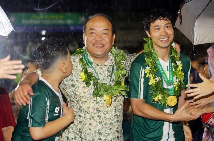 Công Phượng và chủ tịch Phạm Hương Sơn.
