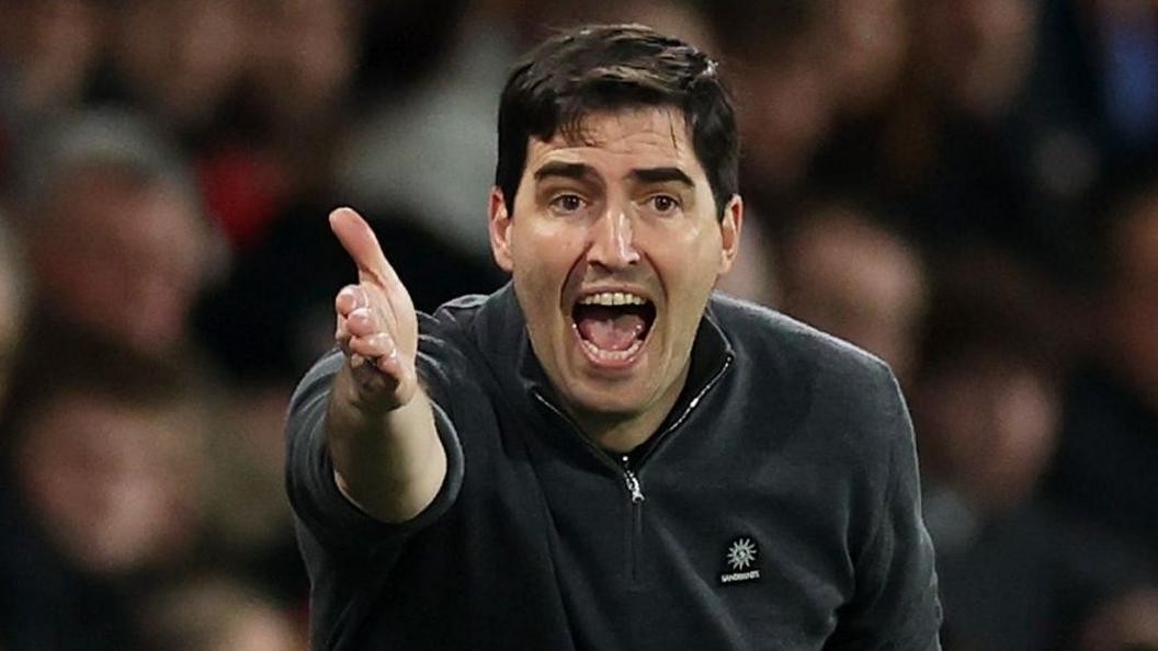 HLV Andoni Iraola là ứng viên hàng đầu cho ghế nóng Liverpool.