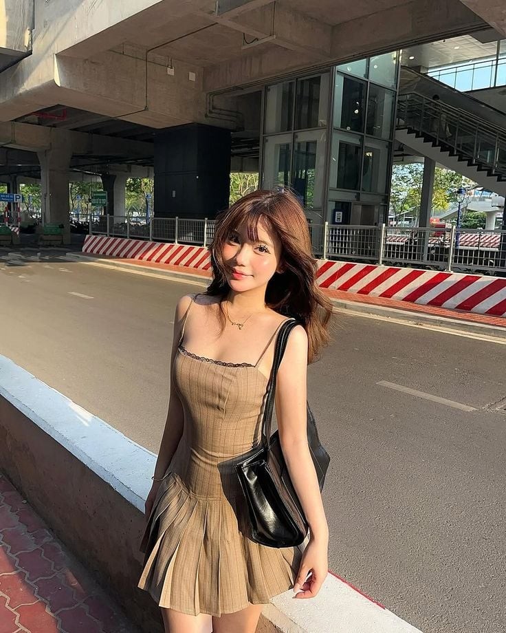 Váy ribbed knit, cotton dày hoặc chất liệu satin lì thường tạo hiệu ứng thanh lịch hơn đáng kể.