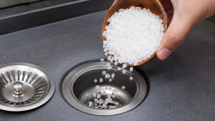 Đổ muối xuống nắp cống mang lại nhiều lợi ích