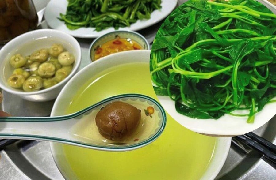 Nhiều người cho rau vào khi nước mới nóng hoặc chưa sôi mạnh, khiến thời gian tiếp xúc với nhiệt kéo dài, làm rau dễ bị vàng và mềm nhũn.